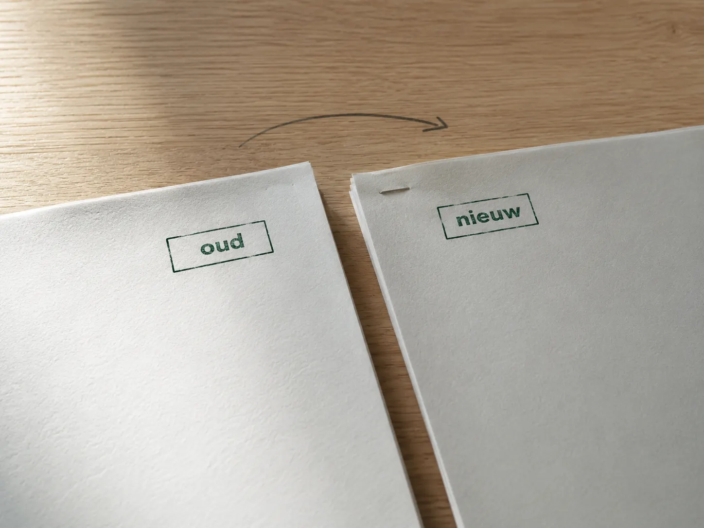 Twee Nederlandse energiecontracten op een bureau met overgangspijl