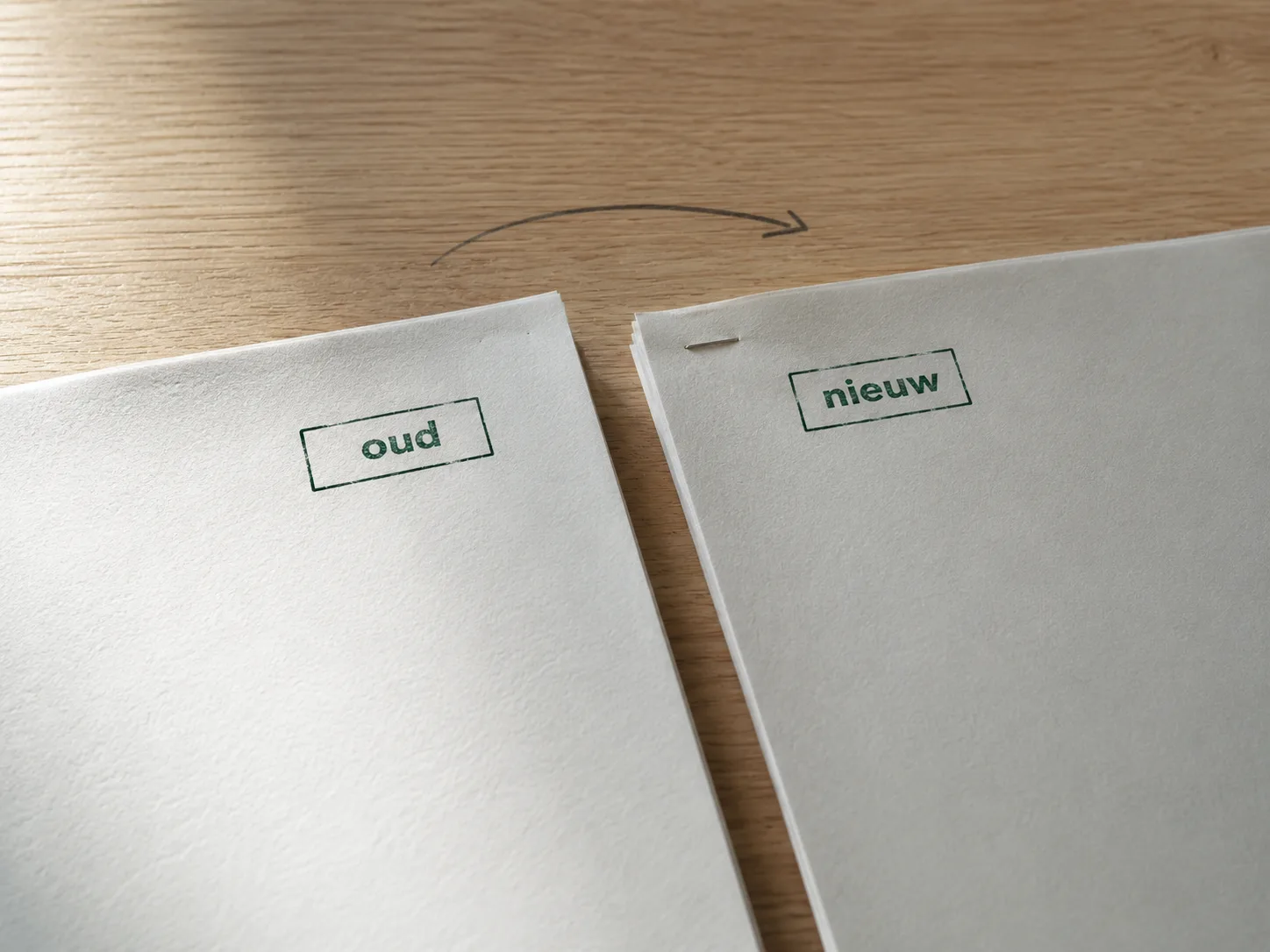Twee Nederlandse energiecontracten op een bureau met overgangspijl
